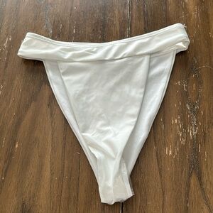 NWOT Prettylittlething bikini bottom 4*